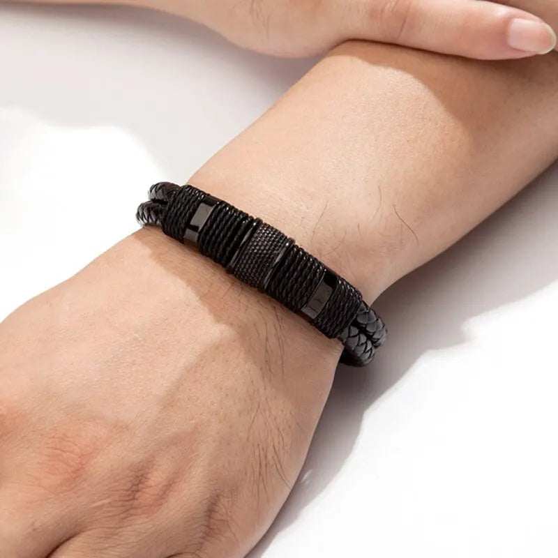 Pulsera de Cuero Trenzado Negro con detalles Metálicos