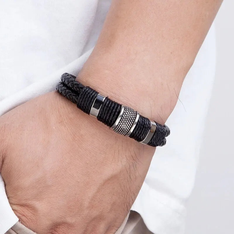 Pulsera de Cuero Trenzado Negro con detalles Metálicos